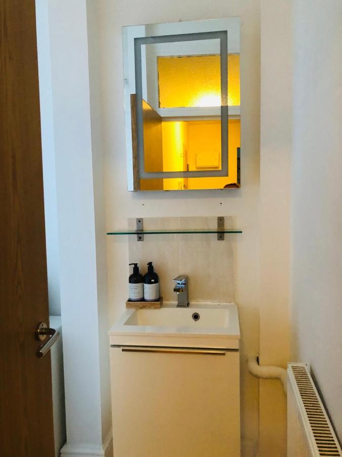 20 Min To Central London- 2 Bedrooms Apartment Exterior photo